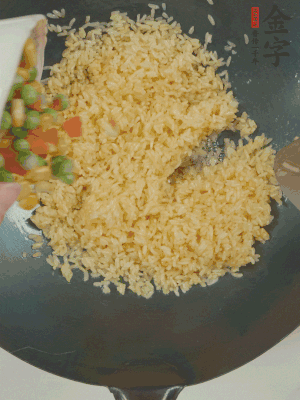 下豌豆粒、胡蘿卜粒、玉米粒。（買現(xiàn)成冷凍的雜菜即可，非常方便）