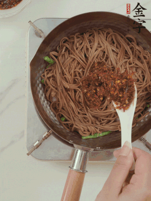 下蕎麥面，淋上少許醬油，加2勺金字火腿大師醬略翻炒即可。