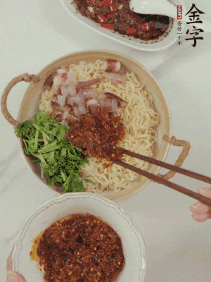 在面上鋪魷魚(yú)、香菜、金字火腿大師醬。