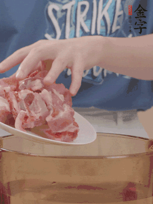 排骨剁小塊，加姜片、料酒沸水下鍋焯水。