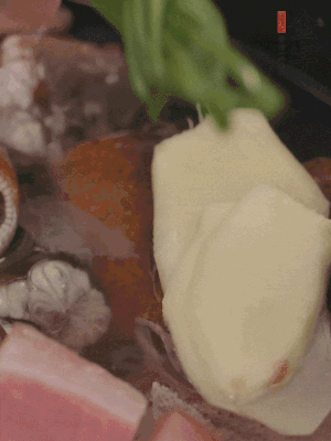 加姜片、蔥結(jié)、料酒。