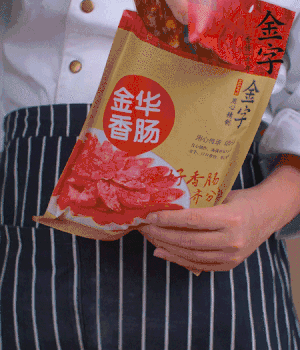 香腸切成斜片，小米辣切成斜片。