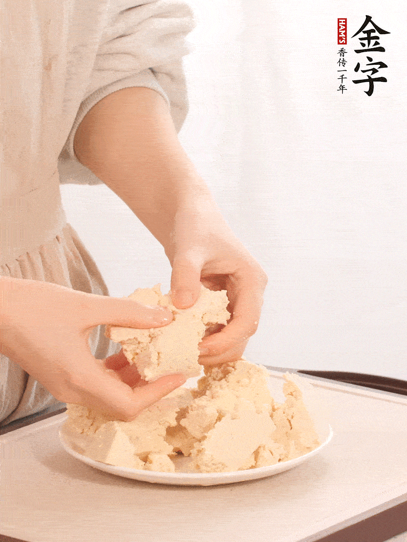 老豆腐用手掰成塊。
