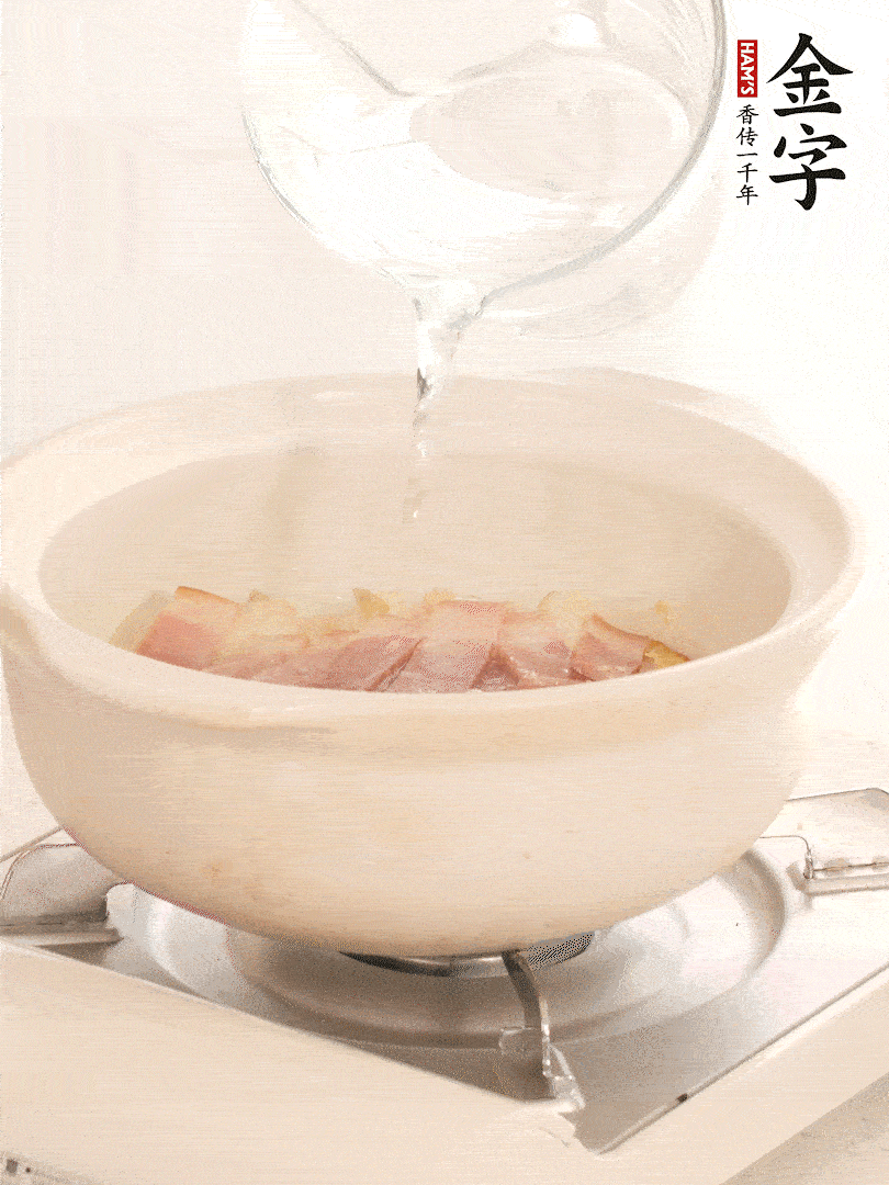 放入火腿片，加開(kāi)水，再加入豆腐