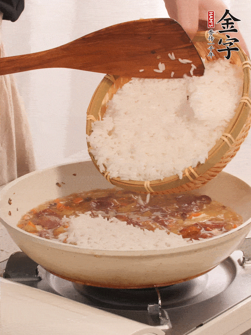 熱鍋燒油，香腸煸出油，加姜片去腥，加土豆、胡蘿卜、香菇翻炒到半熟，隨后加豆角、2小勺鹽、1大勺生抽，煸炒均勻。