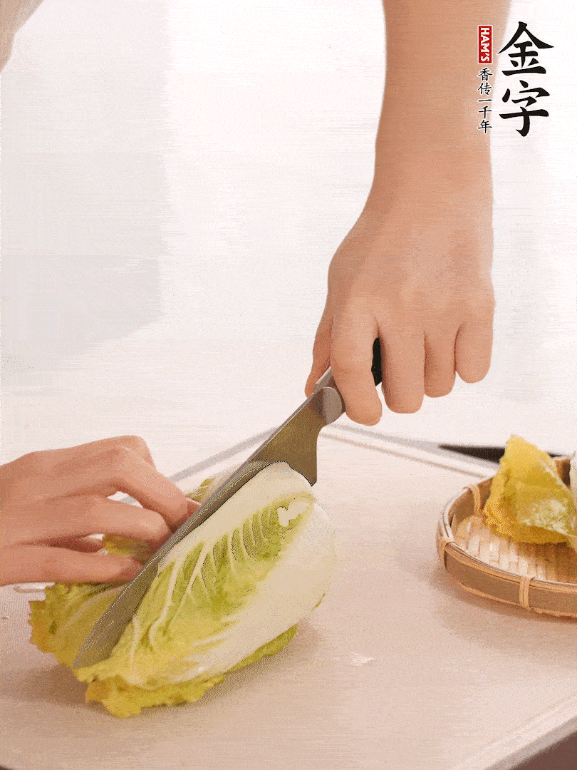 生姜切末，白菜改刀成成塊。