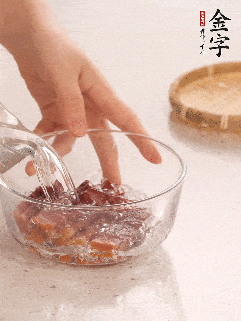 金字火腿切片，溫水泡5分鐘。