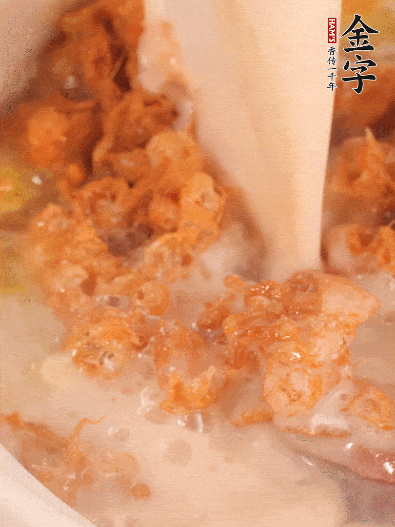 加入蛋酥再煨煮2分鐘，加入豆?jié){。