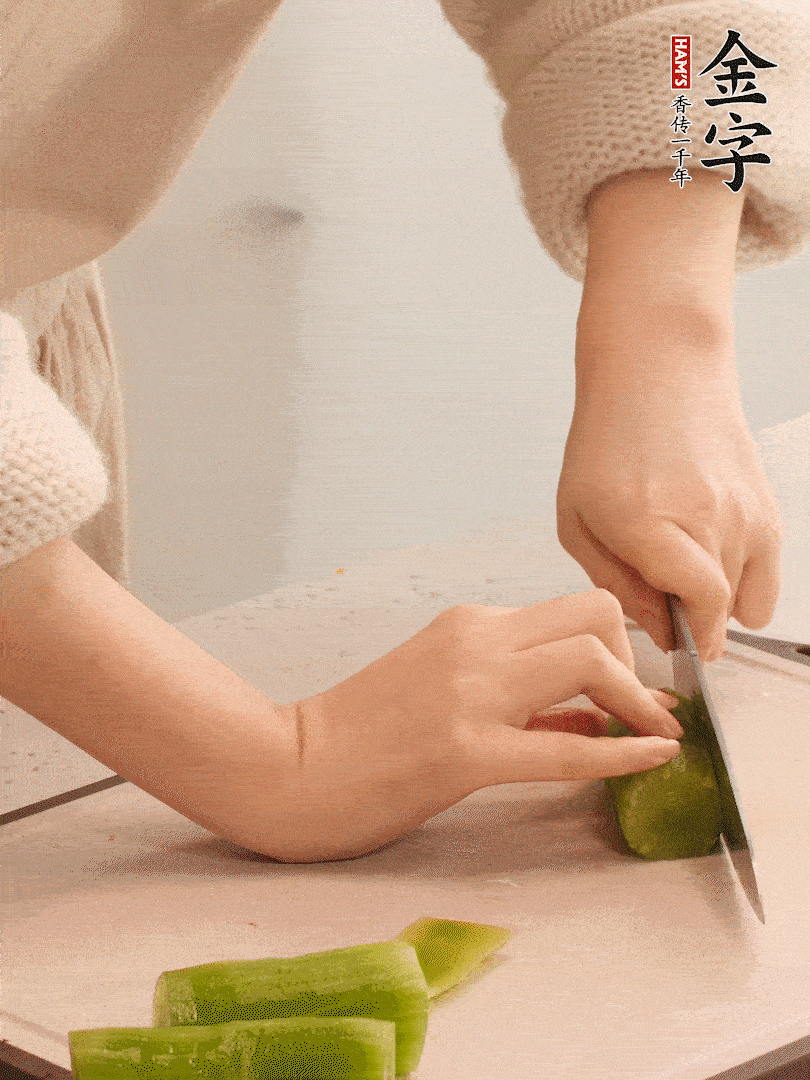 萵筍和白蘿卜用擦絲器擦成細絲。