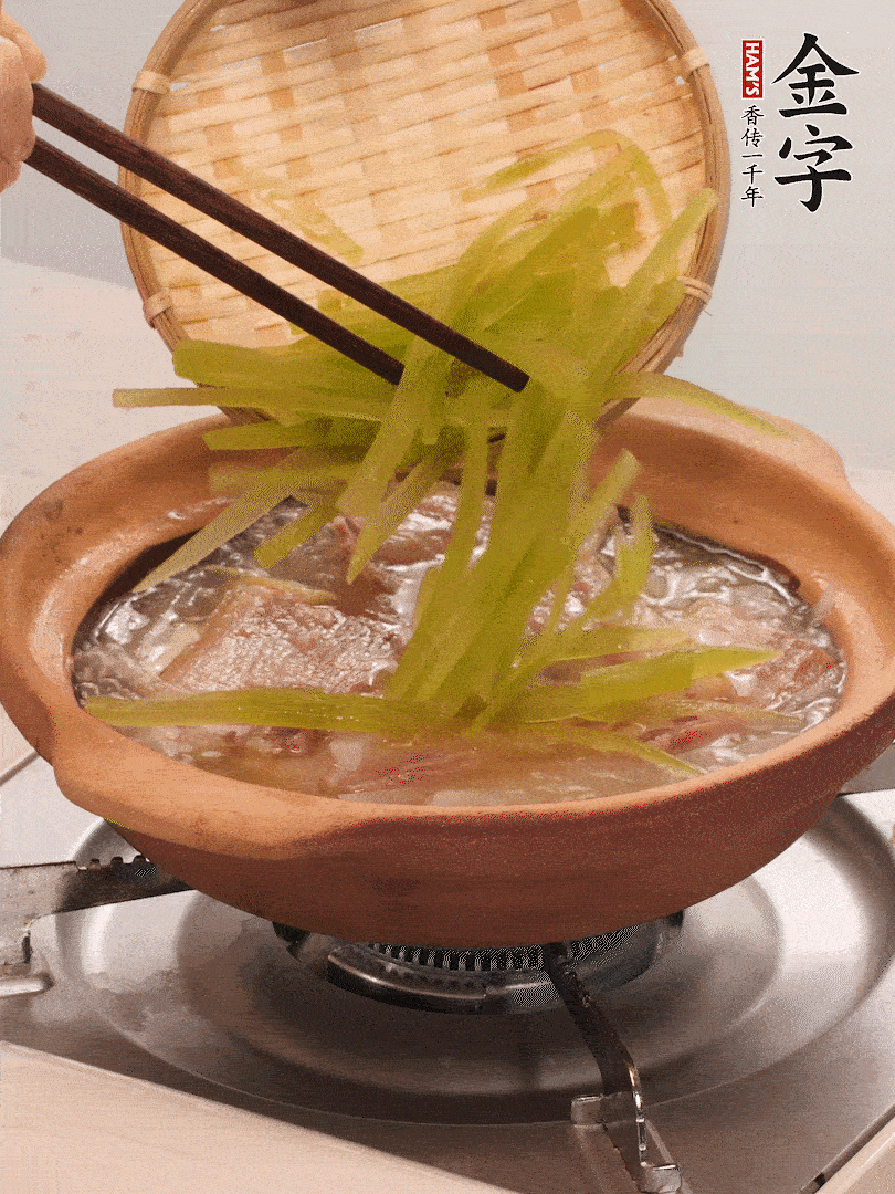 倒入熱水煮開后，轉(zhuǎn)小火燉煮10分鐘，呈奶白色湯底。