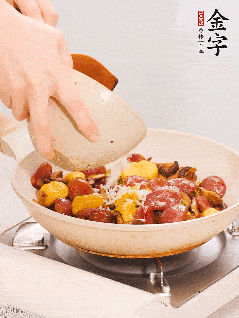 把米淘洗干凈，放入切好的香菇、板栗、毛豆。