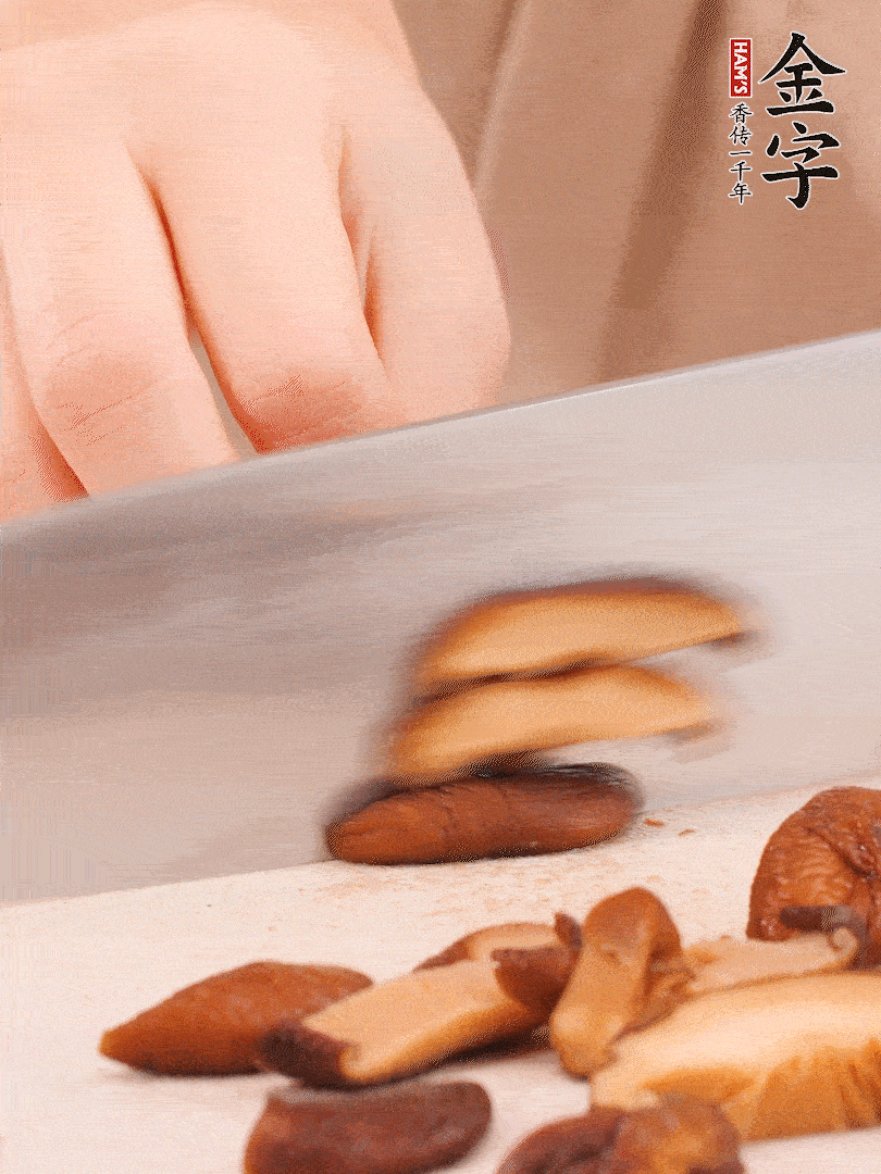 干香菇泡發(fā)，切成小塊。