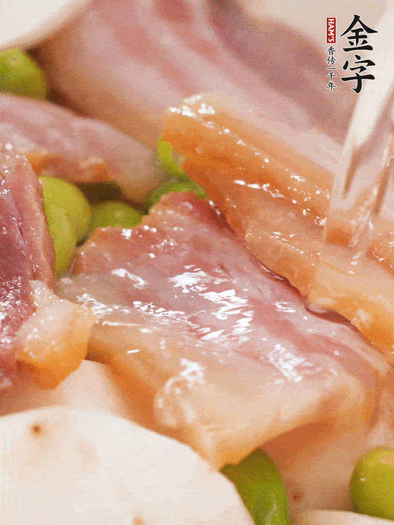 倒入芋艿、熟毛豆，翻炒均勻，加1小碗水煮開
