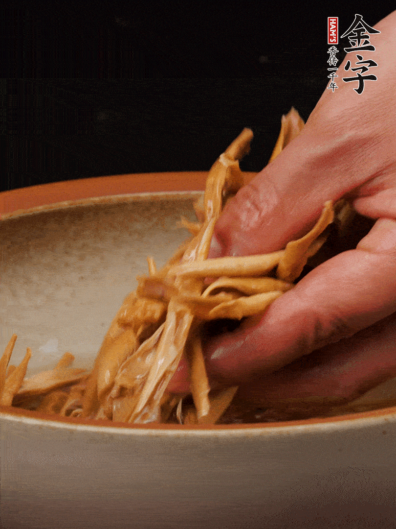 農(nóng)家土筍尖提前泡軟，用刀劃成細(xì)絲，這樣會(huì)更加入味。