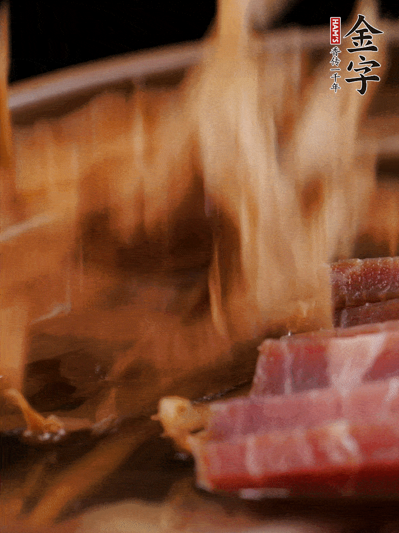 大筒骨、金字火腿、姜片、黃酒一起放入砂鍋，加筍干燉煮40分鐘。（如果家里有高壓鍋，用高壓鍋把高湯壓出來(lái)更鮮濃。）