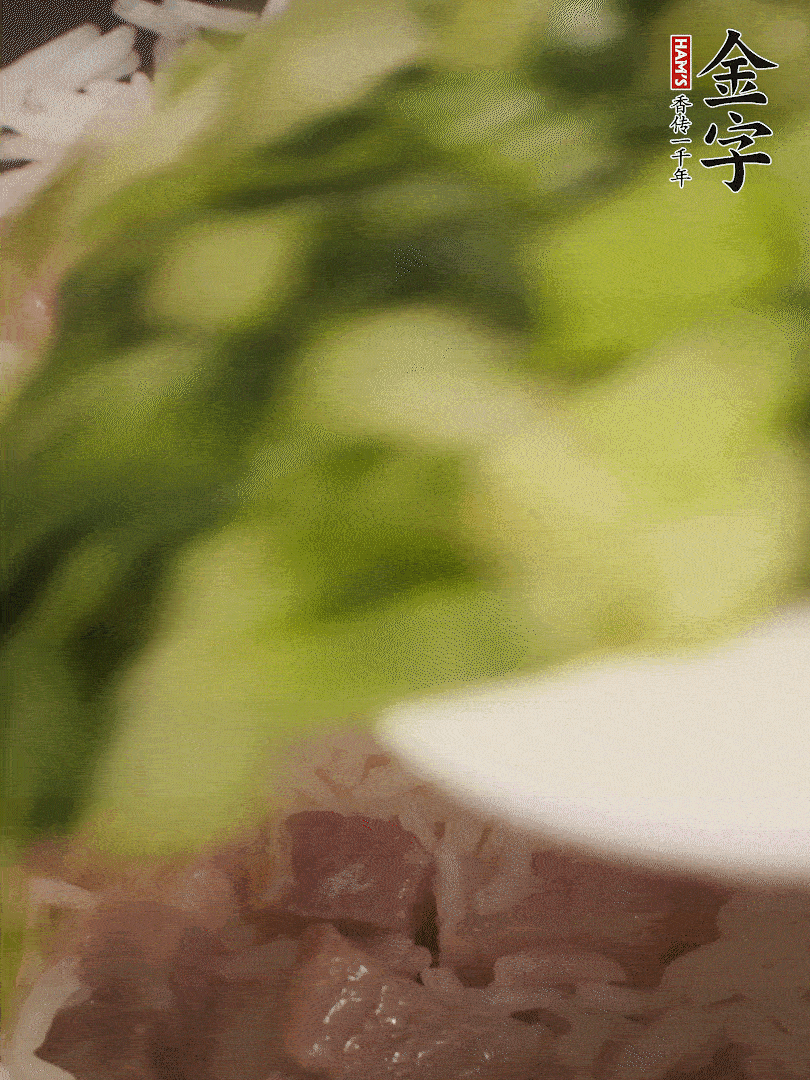 將燜煮好的米飯，倒入炒熟的蔬菜中，翻炒均勻鍆繼續(xù)燜煮5分鐘