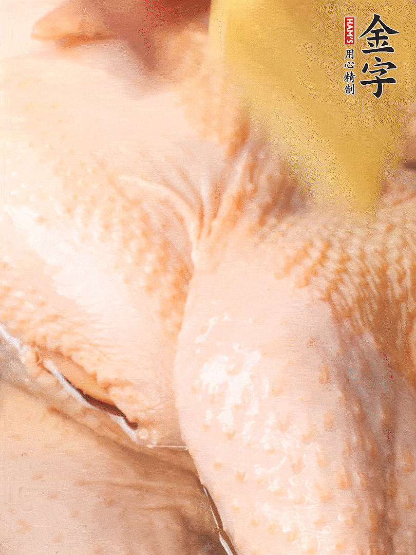 老母雞去頭去尾，斬去雞爪。冷水入鍋，加料酒、蔥姜焯水，煮出浮沫后撈出，用清水洗凈