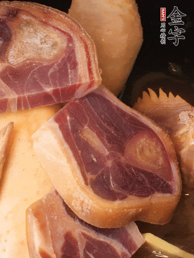火踵、老母雞加蔥、姜、料酒、清水，大火燒開后轉小火，燉1小時