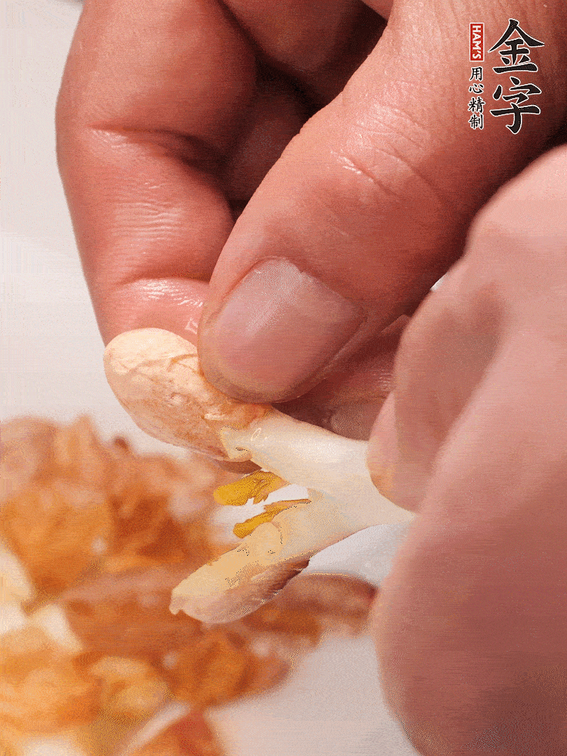 花生芽切段。開(kāi)水焯水1分鐘，去掉頂部的花生皮