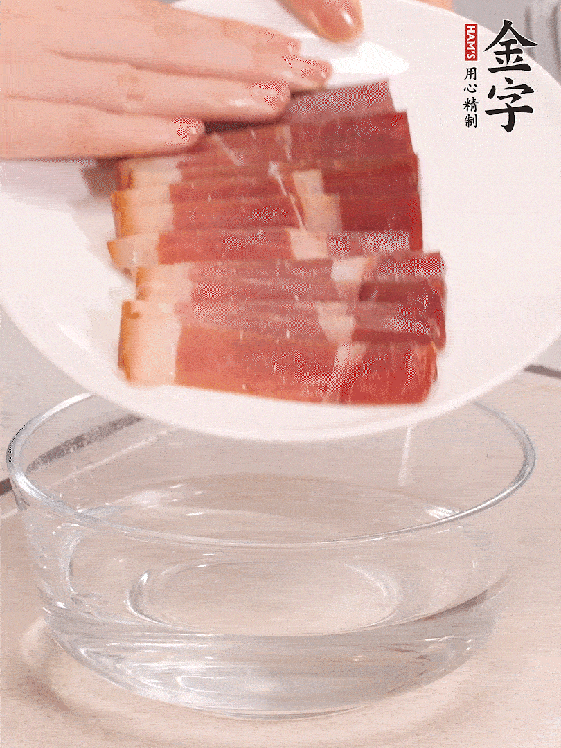 鴨腿冷水下鍋，加姜片、料酒焯水