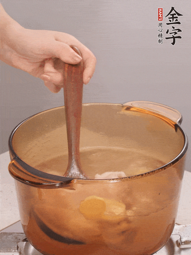 鴨肉、白果、火腿、生姜一起放入砂鍋，清水沒過食材，大火燉煮1小時