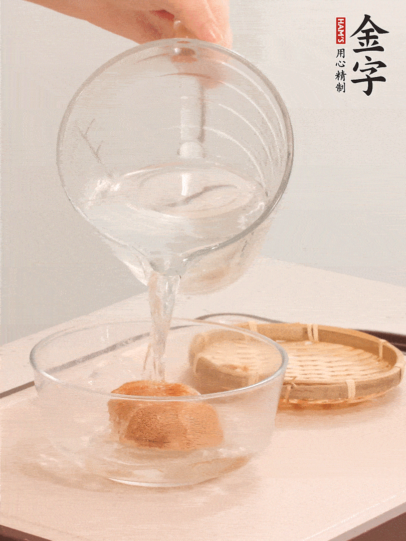 猴頭菇至少泡發(fā)半小時，將浸泡后的黃水?dāng)D干；