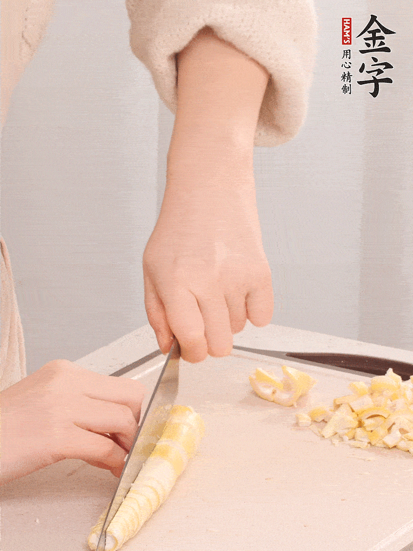 春筍去皮切小塊，焯水2分鐘左右