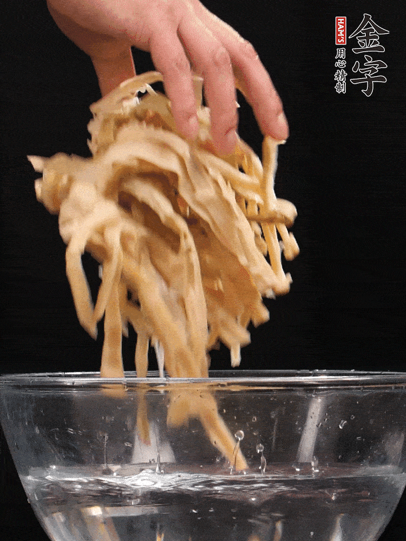 天目山筍干1把，清洗表面鹽分，用手撕成長(zhǎng)條