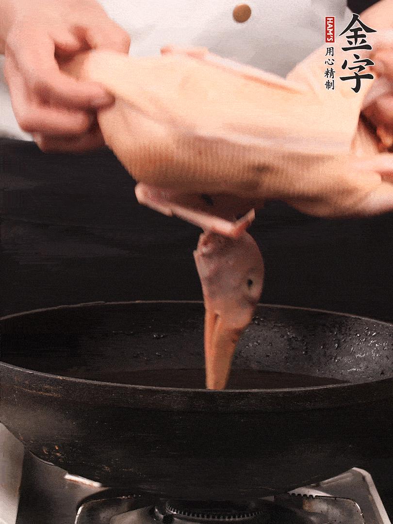 處理干凈的老鴨1只，黃酒小半碗，姜幾片，一起放入冷水，煮沸焯水3分鐘，去除血沫