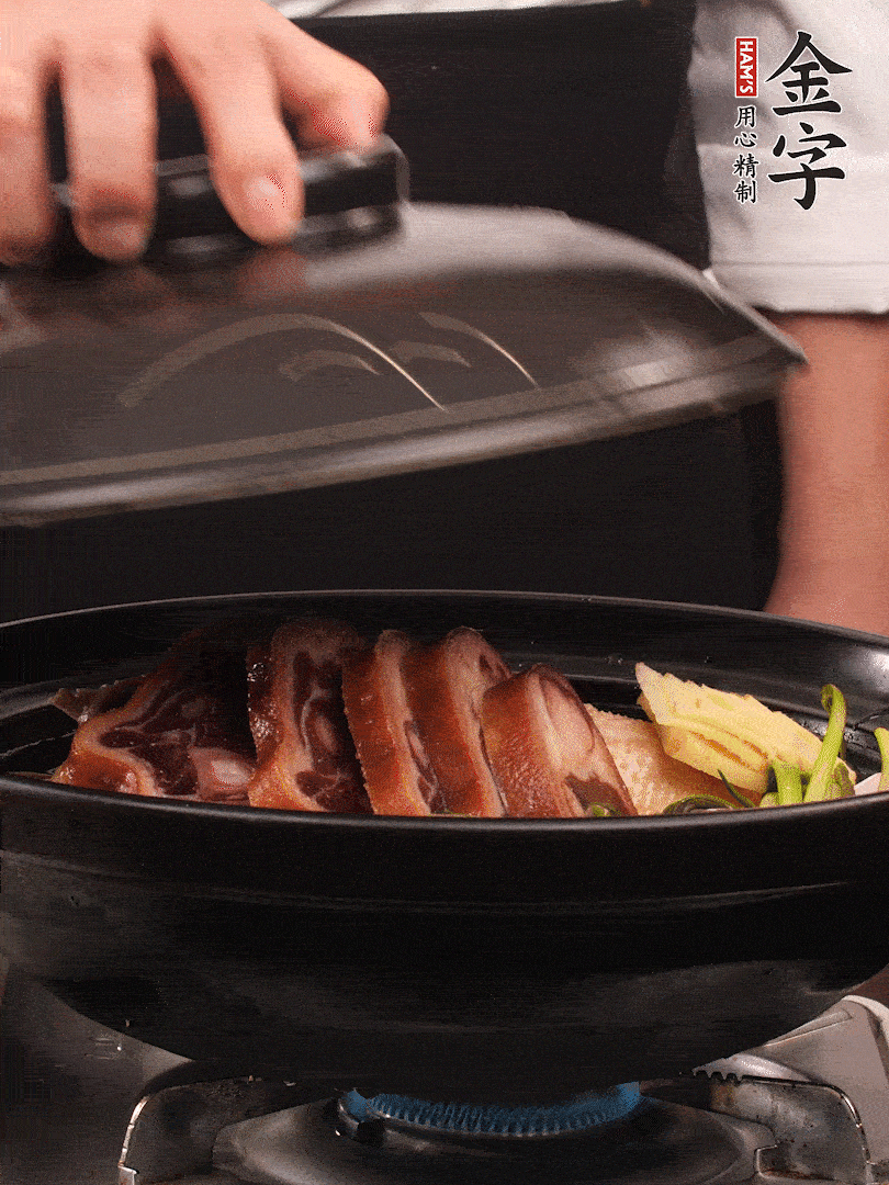 砂鍋蓋蓋子密封，大火燒開(kāi)后轉(zhuǎn)小火，燜煮2小時(shí)