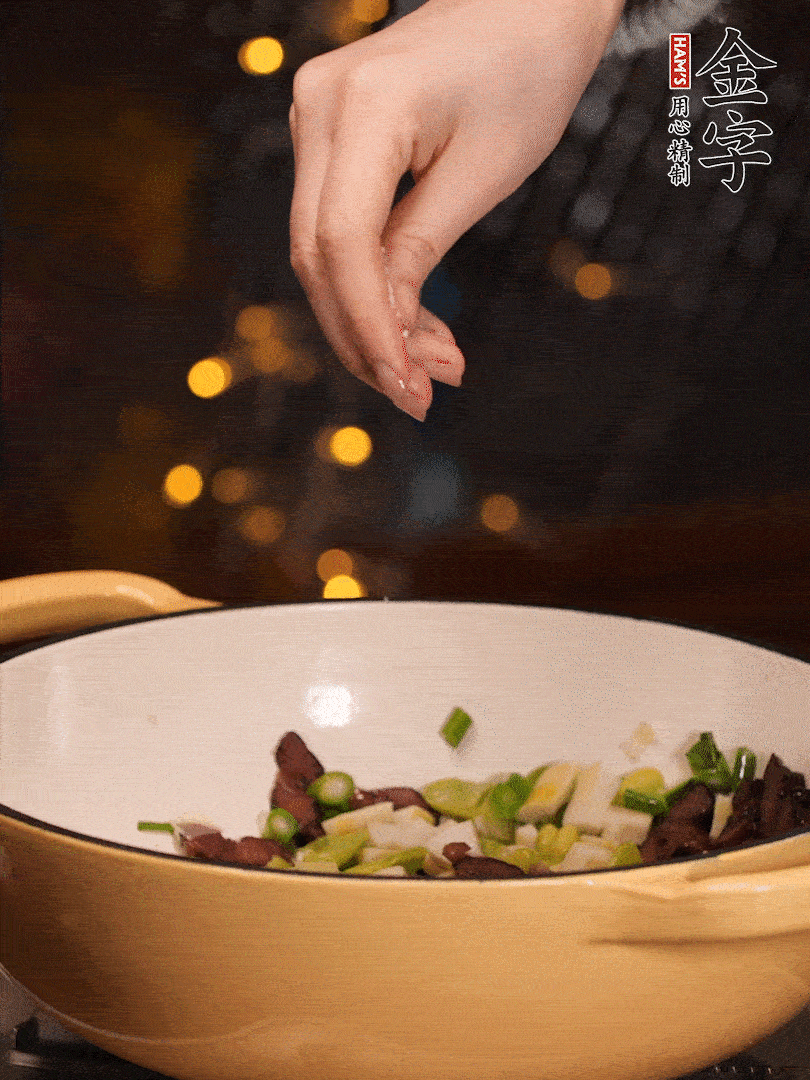 可以加點(diǎn)點(diǎn)水，再加菜苔，加點(diǎn)鹽、味精調(diào)味