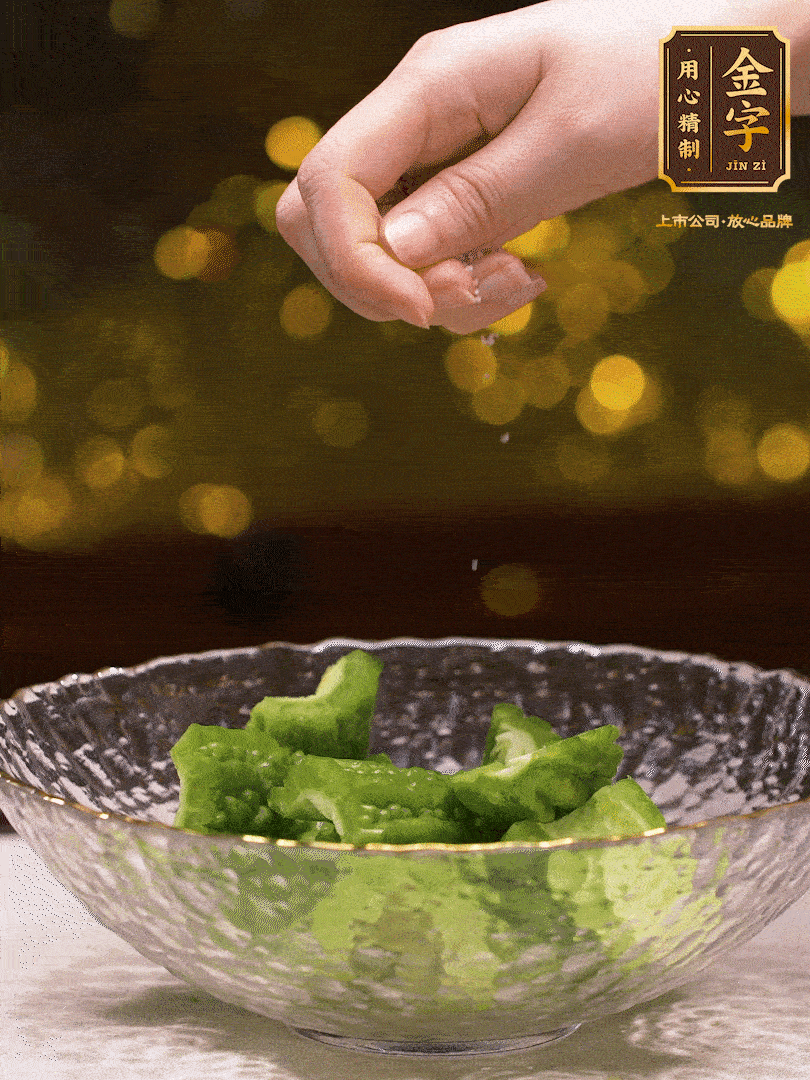 處理好的苦瓜切段（5cm），加點鹽鹽腌一下，去除一下苦味