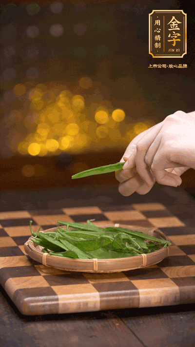 荷蘭豆去掉兩頭，切成菱形，下沸水中，加鹽、油汆燙30秒