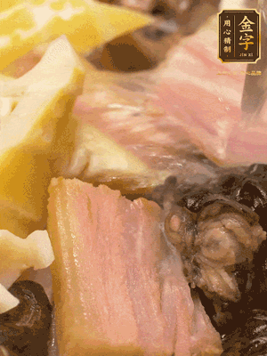 倒入滾燙的熱水，燉煮20分鐘，湯濃汁白