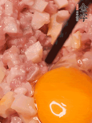 豬肉末、咸肉丁，分次加蔥姜水，一勺糖、一丟白胡椒，春筍丁，打入一個(gè)雞蛋