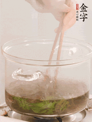 香椿焯水，變色后撈出，切成小段