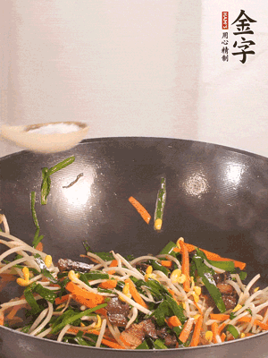 炒合菜：金字醬油肉、綠豆芽、韭菜