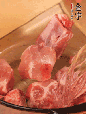 排骨冷水下鍋，加料酒、姜片，煮開綽水