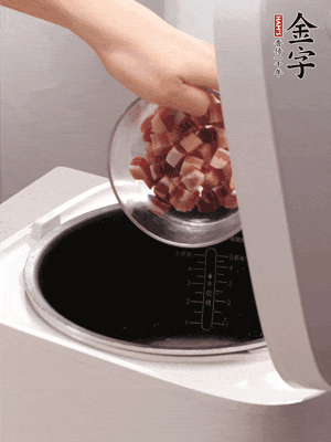 鍋中倒入豬油，油熱后炒熟上海青，給倒少許鹽調(diào)味
