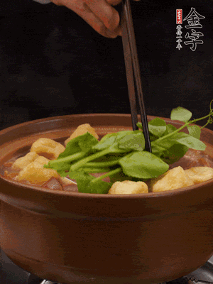 加筒骨煲的經(jīng)典配菜：金字土香腸、油豆腐、千張蓋上蓋子燜一會(huì)兒，耐心等候10分鐘。