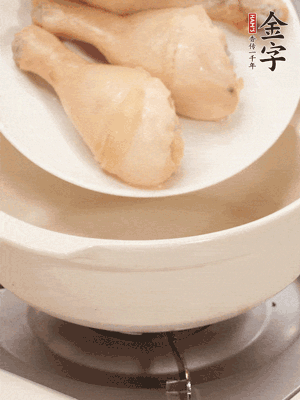 雞腿、火腿、干貝、蒜頭放入砂鍋內(nèi)燉1小時