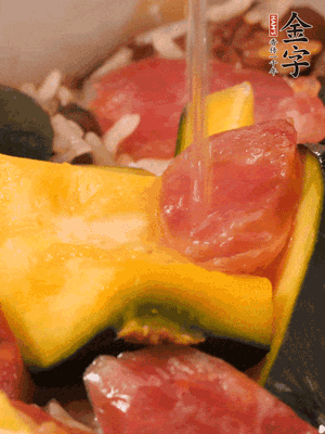 倒入溫開水，水量高出米面一個(gè)指節(jié)。
