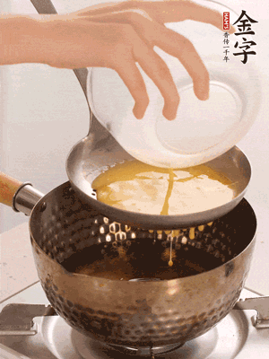 雞蛋過篩子倒入油鍋炸成蛋酥，瀝干油。