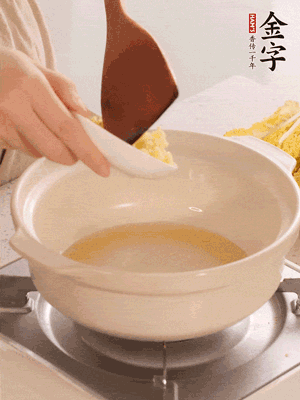 鍋里留少量底油煸香火腿和姜末。