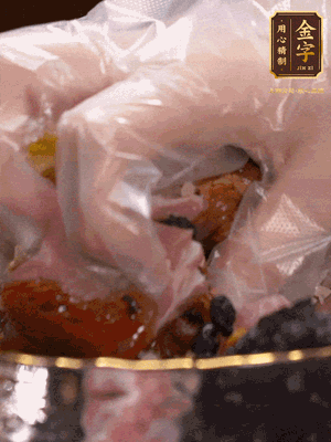 排骨洗凈后（蠔油、生抽、老抽、鹽、糖、淀粉、豆豉、蒜蓉、姜絲）腌制30分鐘