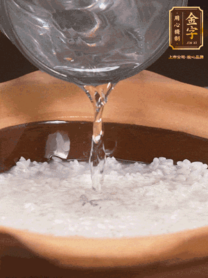砂鍋底部刷一層油，加入大米和開水，水高1cm,大火燒開后轉(zhuǎn)中火煲5分鐘，到水微收干