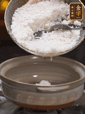 鍋底刷油，倒入米飯，水沒(méi)過(guò)即可，中小火燜10分鐘，戳幾個(gè)洞