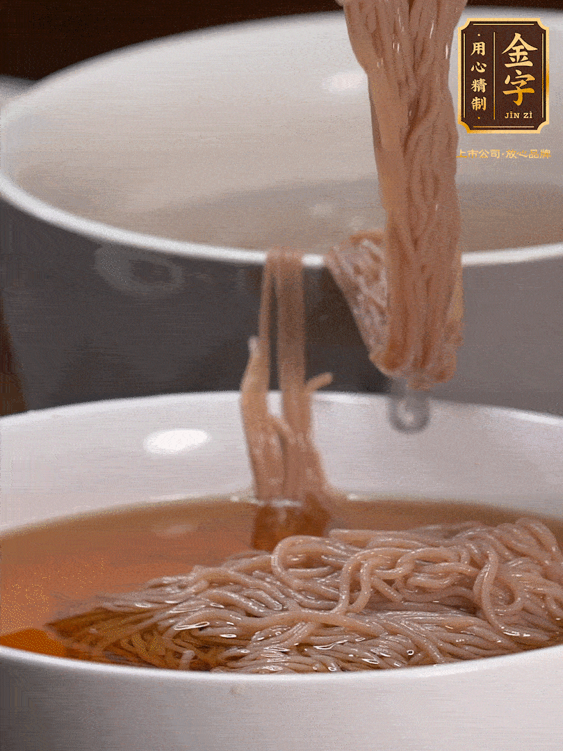 蘋(píng)果醋，一點(diǎn)鹽、糖、醬油，兌入涼白開(kāi)水調(diào)成簡(jiǎn)易冷面湯，放水箱冷藏