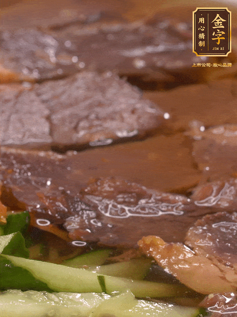 養(yǎng)麥冷面，涼水中清洗浸泡5分鐘，沸水中煮3分鐘，涼水漂洗沖涼