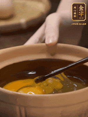 雞蛋打入砂鍋，充分打勻，1.5倍的溫水加一勺鹽，倒入蛋液中，攪拌均勻后用勺子舀去表面浮沫